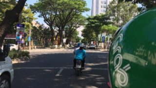 ダナンの町を走るGrabBike