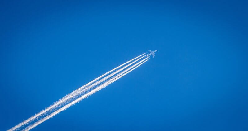 飛行機と飛行機雲