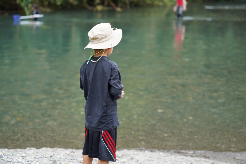 川で遊ぶ少年