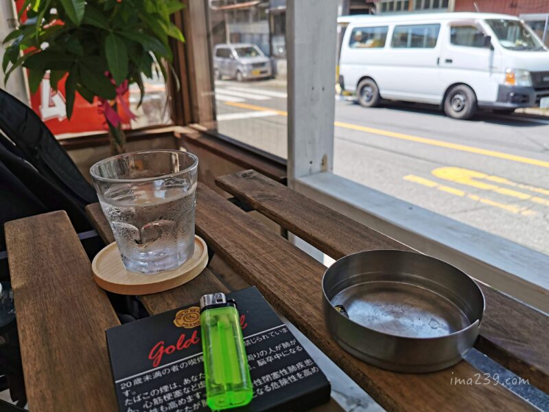 「cafeすが商店」の屋外喫煙席